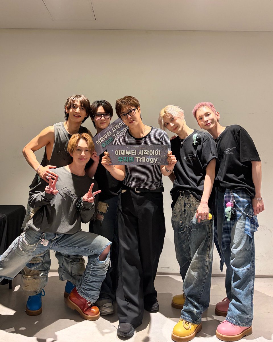 bornkeyk's tweet photo. Welcome to 2026 SHINee WORLD VIII 💎💎💎💎💎 https://t.co/ucsD6Dyno8