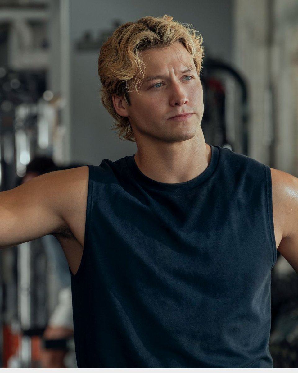 THR's tweet photo. #OffCampus star Stephen Kalyn’s fiancée, Victoria, was a fan of the Elle Kennedy book series years before he auditioned. Her favorite character was, of course, Dean. Thankfully, she said he nailed it: “Only approval I needed.” https://t.co/9lH0OoHKcg https://t.co/gmOwx085Yo