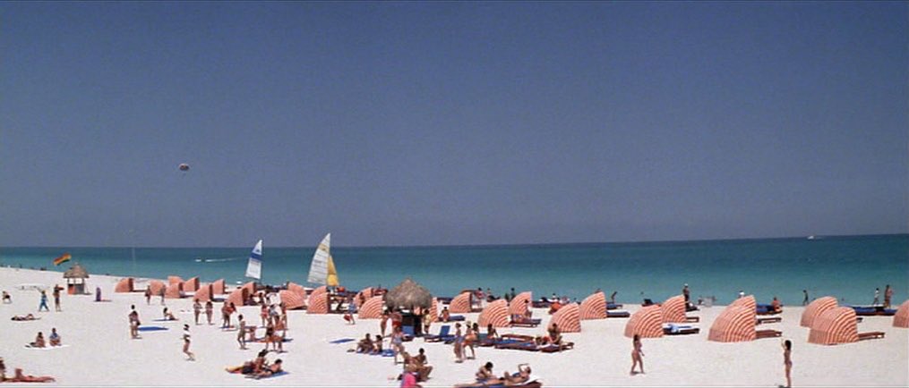 Lenscap's tweet photo. ‘Scarface’ (1983)
dir. Brian De Palma
dp. John A. Alonzo https://t.co/m0IpL1TSeH