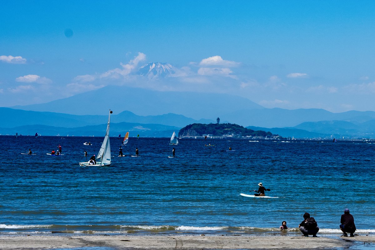 kitaroum81's tweet photo. 逗子散歩②。富士山が霞んでいたが、画像に残そうと調整したところ、あまり綺麗でない海になってしまった。 https://t.co/fLdsoVQyRQ