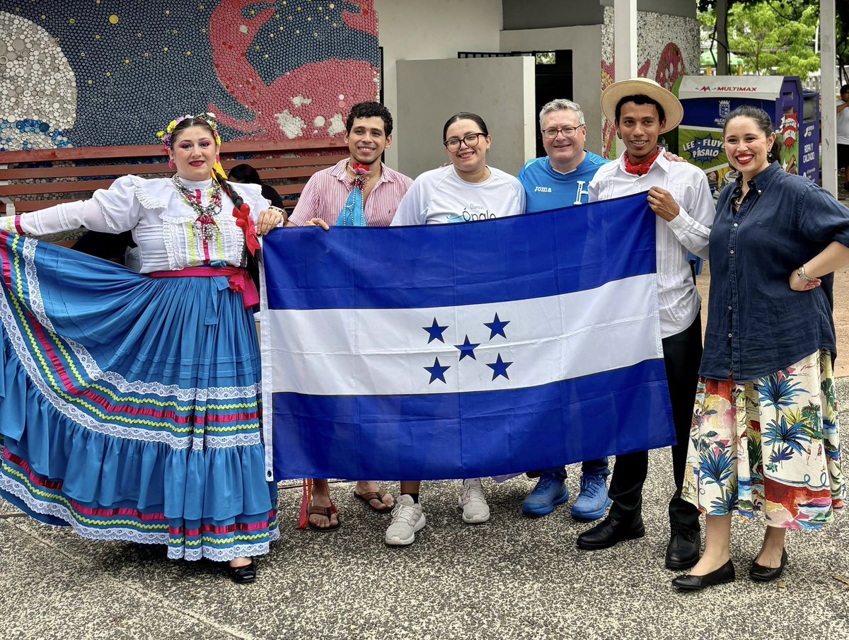 rafasierra1's tweet photo. Hoy acompañamos a nuestros emprendedores hondureños en la feria gastronómica “Sabores que Unen” en Panamá.

Orgullosos de ver cómo representan a Honduras con talento y dedicación. Seguiremos apoyando iniciativas que fortalezcan a nuestra comunidad. 🇭🇳🇵🇦 https://t.co/yME7pt8zd6
