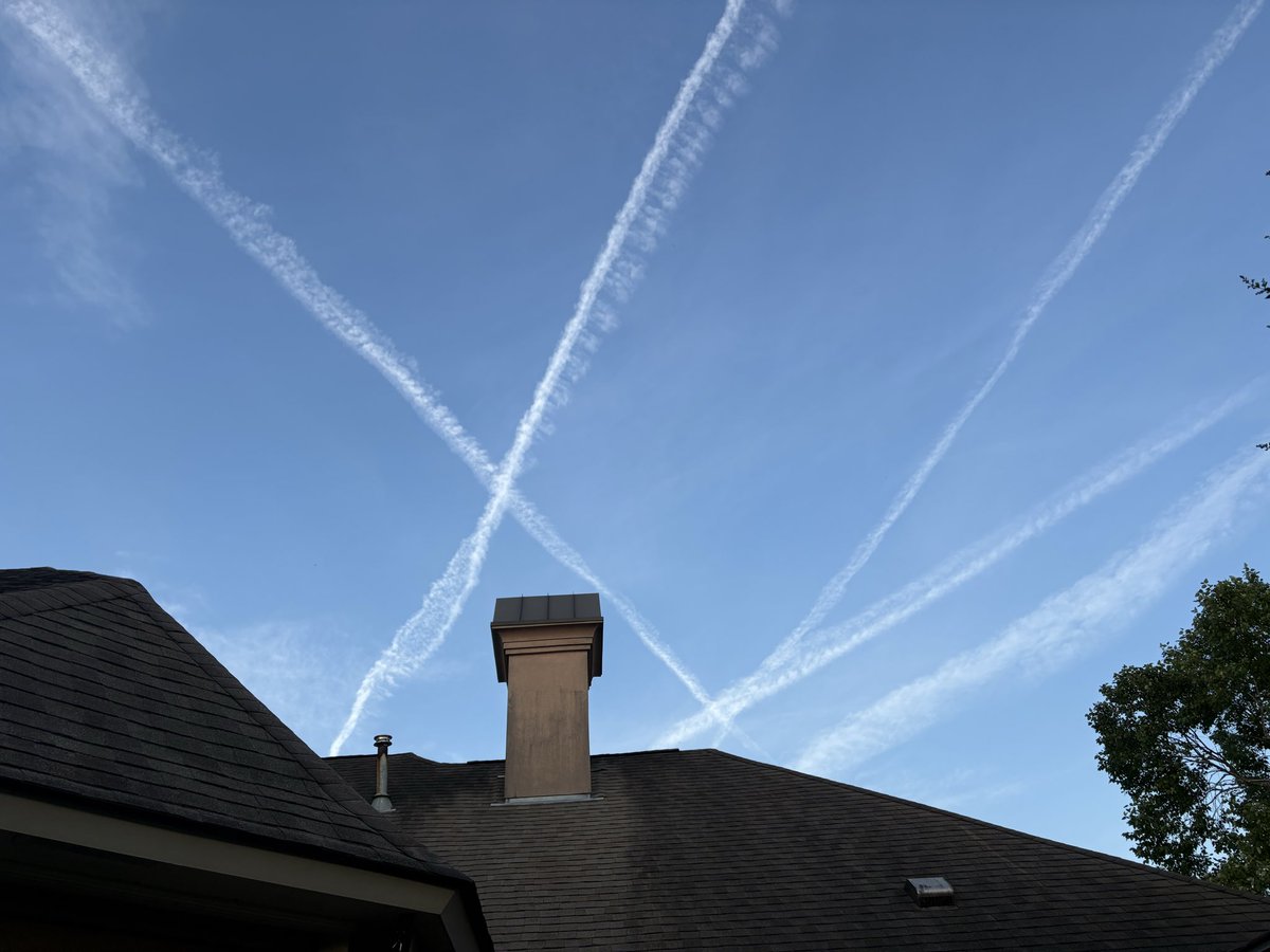 katlove50's tweet photo. @clif_high @1HeidVandenberg Hey Clif. Just thought you’d like to see. Over Baton Rouge LA 730 Saturday May 30🤬🤬🤬 https://t.co/7XArI0QWs2