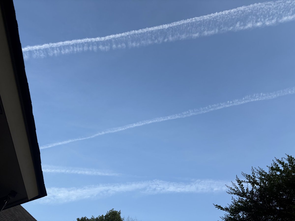 katlove50's tweet photo. @clif_high @1HeidVandenberg Hey Clif. Just thought you’d like to see. Over Baton Rouge LA 730 Saturday May 30🤬🤬🤬 https://t.co/7XArI0QWs2