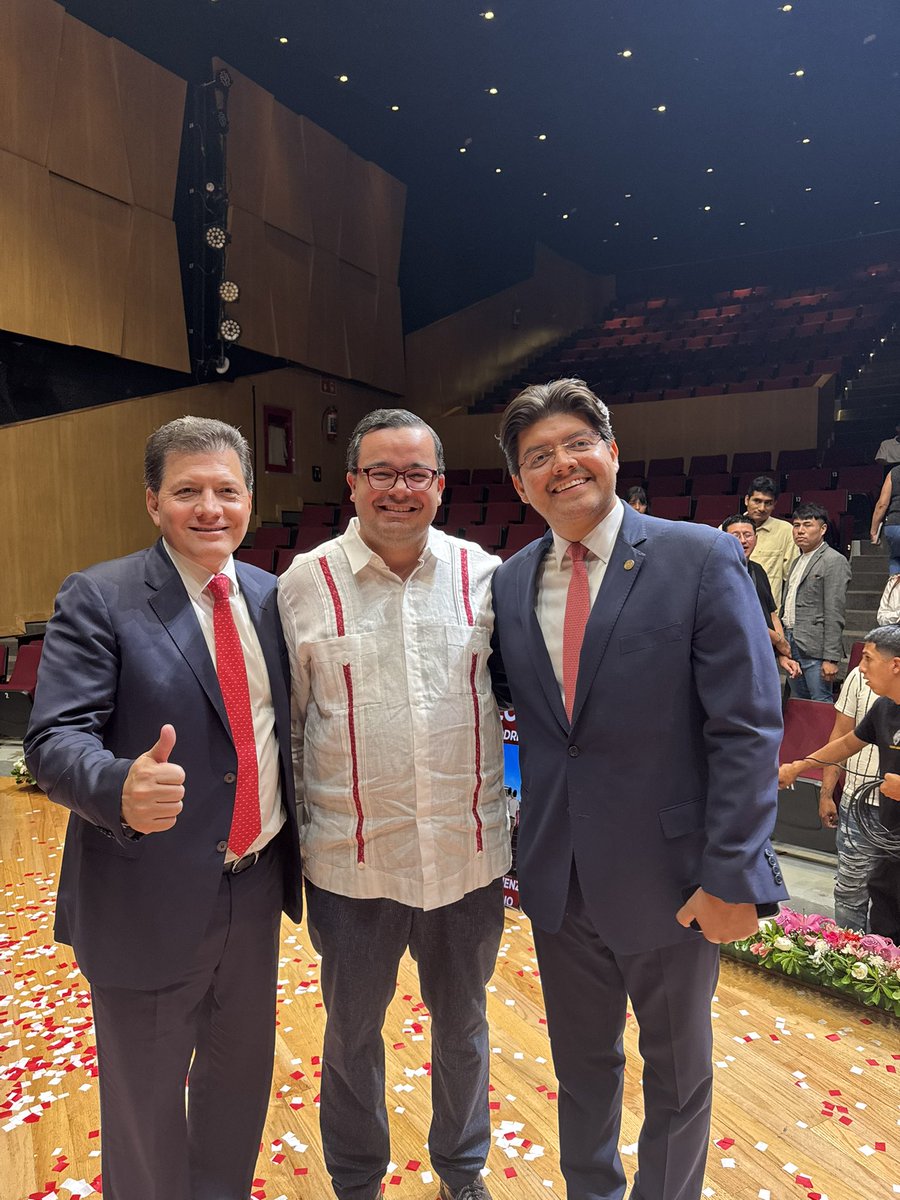 Neto_Prieto's tweet photo. El día de hoy acompañamos al diputado @hugolobordz en su Primer Informe Legislativo, un ejercicio de rendición de cuentas y cercanía con la ciudadanía que refleja el trabajo realizado en favor de las y los habitantes de la Ciudad de México. 🏛️📑

Fue también un gusto coincidir con mi gran amigo y compañero de Legislatura, el Dip. @vhlobo , con quien compartimos el compromiso de seguir construyendo un mejor país desde el diálogo y el trabajo conjunto. 🤝🏽🇲🇽

¡Enhorabuena por este importante informe y que sigan los éxitos en favor del pueblo de México! 🙌🏽

#ErnestoPrieto
#DefensorDeCausasJustas
#TrabajoLegislativo #Diputados #México