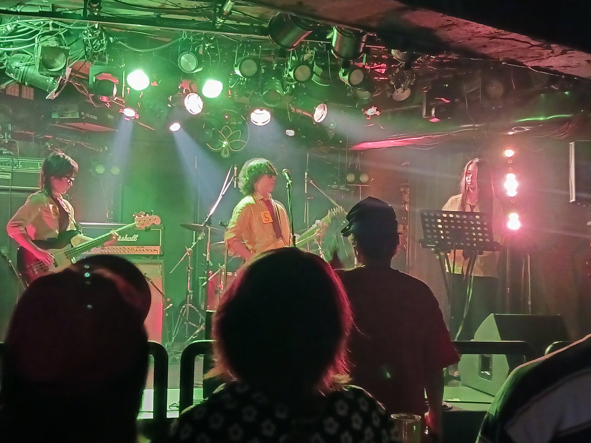 SeamonkeyH30496's tweet photo. 昨日のPADOMAでの対バンさん達…
韓国からzzzaam(ザーム)、SUSPIX(サスピックス) 
日本からsore'078(ソアゼロナナハチ)、Qu(キュー)
読み方、難しい…笑
国やジャンルは違えど、それぞれが志す音を探求しているのがどのバンドからも伝わってきました✨
みんな、凄い❗ https://t.co/nx4BHyvHt3