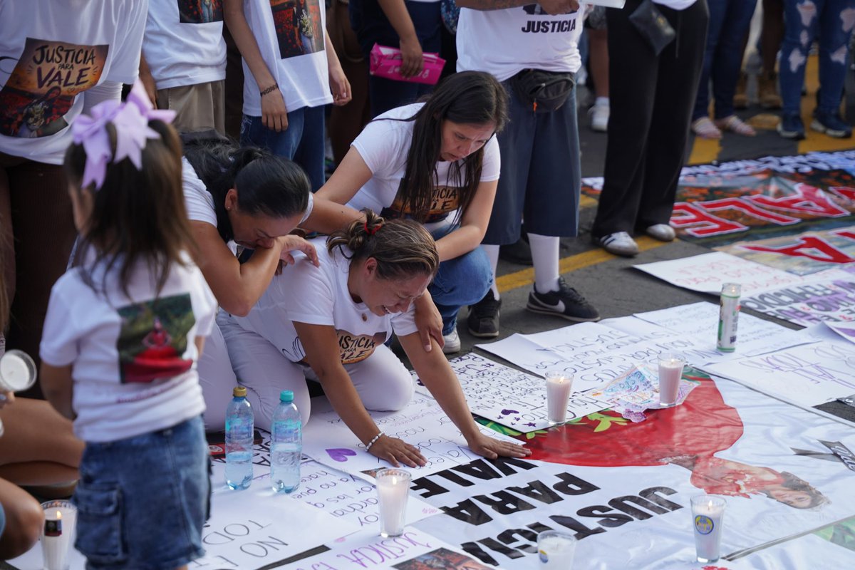mimorelia's tweet photo. Con veladoras y flores, levantan memorial por Valeria frente a Palacio de Gobierno

Con el llanto de la madre, familiares, amigos y ciudadanos, colocaron veladoras, flores y mensajes en memoria de Valeria frente a Palacio de Gobierno.

Fotos Asaid Castro/ACG https://t.co/GTeK3XqLEB