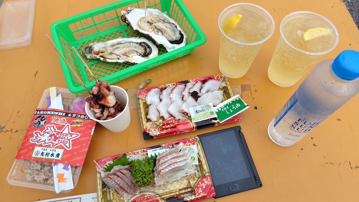 ShoggothLAB's tweet photo. Strolling shoggoth.Let's prey  morning market.
おさんぽショゴス。朝市で捕食べョう。

大原漁港朝市に潜入だョ。
ぶりぶりたこやあまいほたてやら新鮮でス。
美味い。

てけりり(⁠ ⁠╹⁠▽⁠╹⁠ ⁠)
↓ https://t.co/xnK2vCPdSc