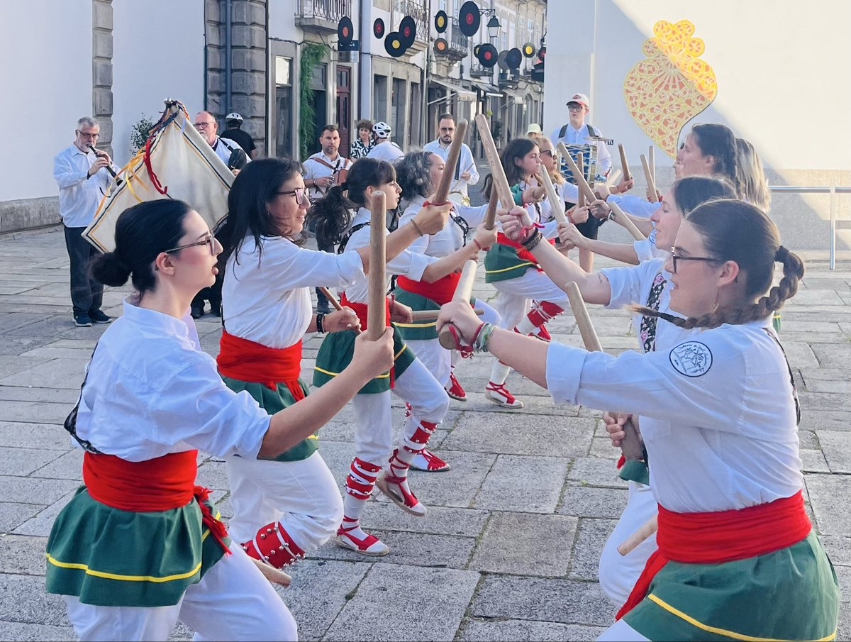 Adifolk_oficial's tweet photo. 𝐌𝐎𝐒𝐓𝐑𝐀 𝐃𝐄 𝐁𝐀𝐋𝐋 𝐃𝐄 𝐁𝐀𝐒𝐓𝐎𝐍𝐒 𝐈 𝐏𝐀𝐒𝐓𝐎𝐑𝐄𝐓𝐒 𝐀 𝐋𝐄𝐒 𝐏𝐋𝐀𝐂𝐄𝐒 𝐃𝐄 𝐕𝐈𝐀𝐍𝐀 𝐃𝐎 𝐂𝐀𝐒𝐓𝐄𝐋𝐎

Els actes de la 1a Trobada Internacional de Ball de Bastons i Pastorets han començat amb una mostra de totes les colles per les diferents places. https://t.co/QIQBFSM9Et