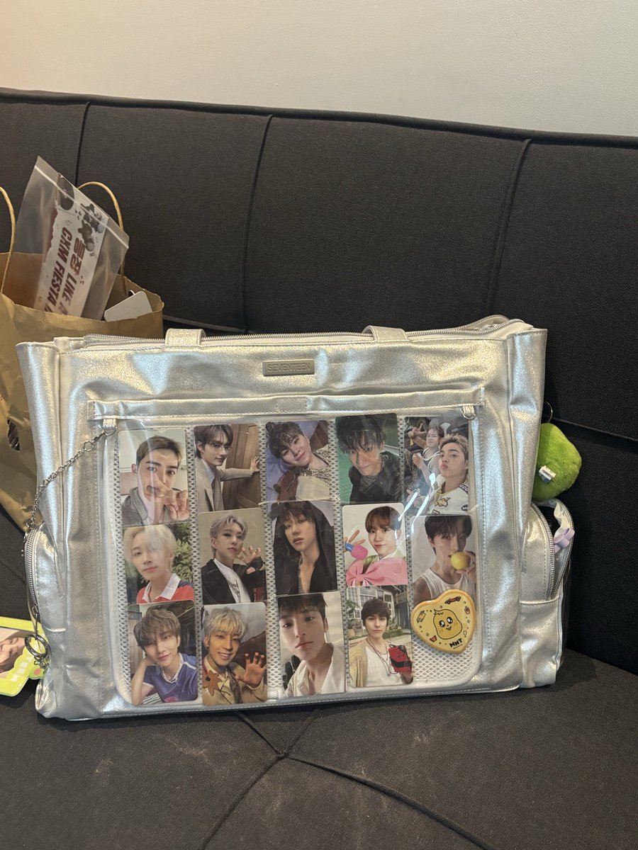 kcheeeevent's tweet photo. Admin has arrived!
Come and say hi  to collect your cupsleeve. ☺️
Once enter, admin will update the location again.
Admin is wearing a blue jacket with a black dress and carrying a seventeen grey bag.

#AsiaTopMusicFestival #CxM #CxMinMalaysia #CxMinKL https://t.co/WVayJNf57Q