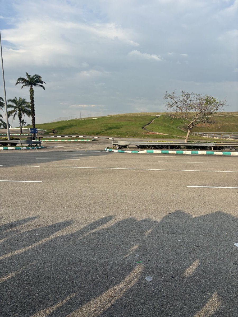 kcheeeevent's tweet photo. Admin has arrived!
Come and say hi  to collect your cupsleeve. ☺️
Once enter, admin will update the location again.
Admin is wearing a blue jacket with a black dress and carrying a seventeen grey bag.

#AsiaTopMusicFestival #CxM #CxMinMalaysia #CxMinKL https://t.co/WVayJNf57Q