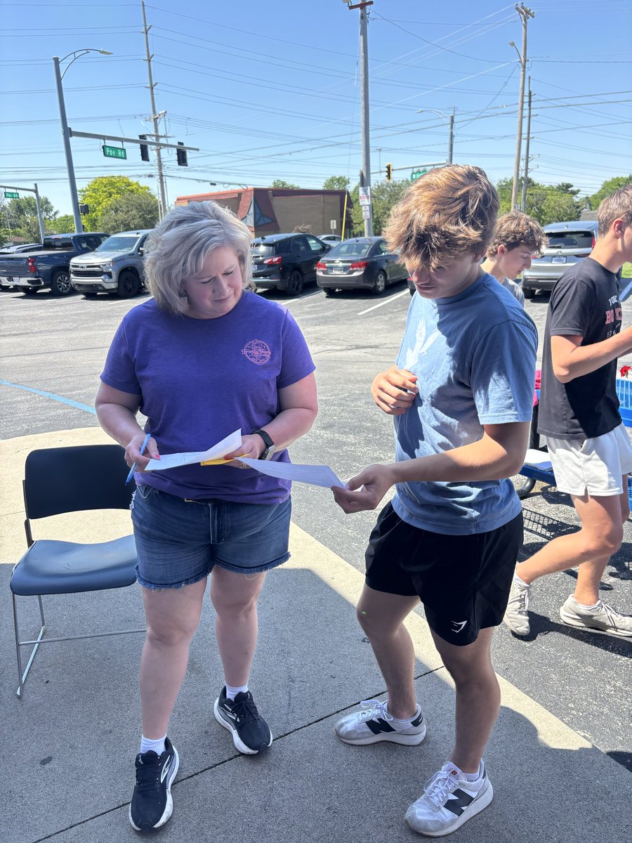 BGSchools's tweet photo. Local business owner Robin Belleville met with our junior Bowling Green High School DECA members to share her entrepreneurship journey. Then our students pitched their innovative marketing ideas to her. Thank you, Robin, for mentoring our future leaders. https://t.co/u2Q5rxZlnL