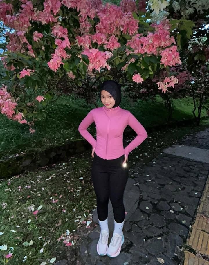 angelinaaaq1's tweet photo. joging dlu #cder #cderhijab #cdersemarang #cdercantik #cderindonesia #cderindo #crossdresser #crossdresserindonesia #crossdresserindo #crossdresserhijab #shemale #cantik #hijab https://t.co/kw3mILqmEW