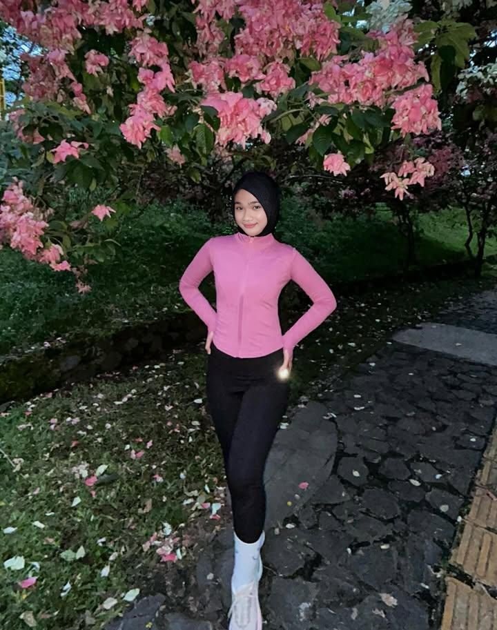 angelinaaaq1's tweet photo. joging dlu #cder #cderhijab #cdersemarang #cdercantik #cderindonesia #cderindo #crossdresser #crossdresserindonesia #crossdresserindo #crossdresserhijab #shemale #cantik #hijab https://t.co/kw3mILqmEW
