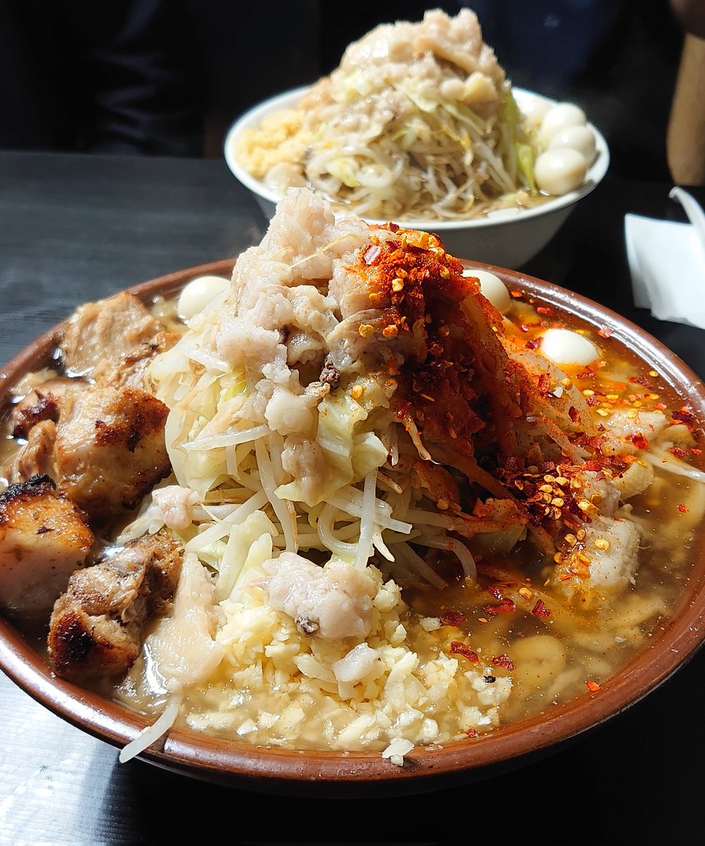 1982SPEED's tweet photo. 自家製麺まさき(非乳化)
埼玉県所沢市
らーめん
大盛りトリプル
コロチャー変更
ニンニク
アブラ
火の粉
ウズラ5個
生卵
ペプシ

ラー友さん達と訪問(2回目)🍜😃
極太自家製麺、非乳化スープ、炭火のコロチャーがマジ最高😆
激ウマならーめんをガッツリ食べれて最高でした😆
ごちそうさま🙌🙌 https://t.co/Gjw11H4xCb