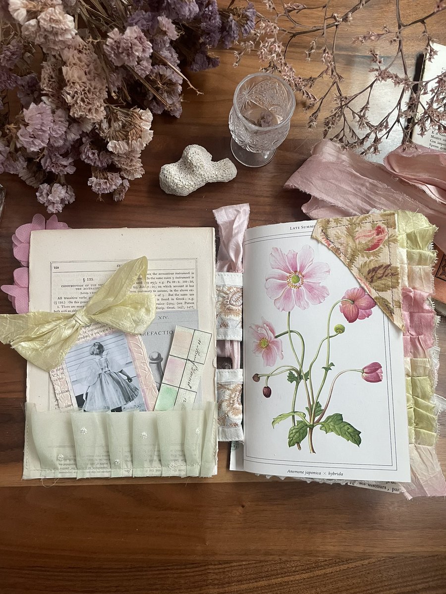 journalmaltan's tweet photo. オーダーいただいたジャンクジャーナルです
明るめのピンクとグリーンで春のイメージ🌷🌷🌷
逆さまにしたラッフルは草みたいでお気に入りです😉❤️ https://t.co/T69IJlsaa4