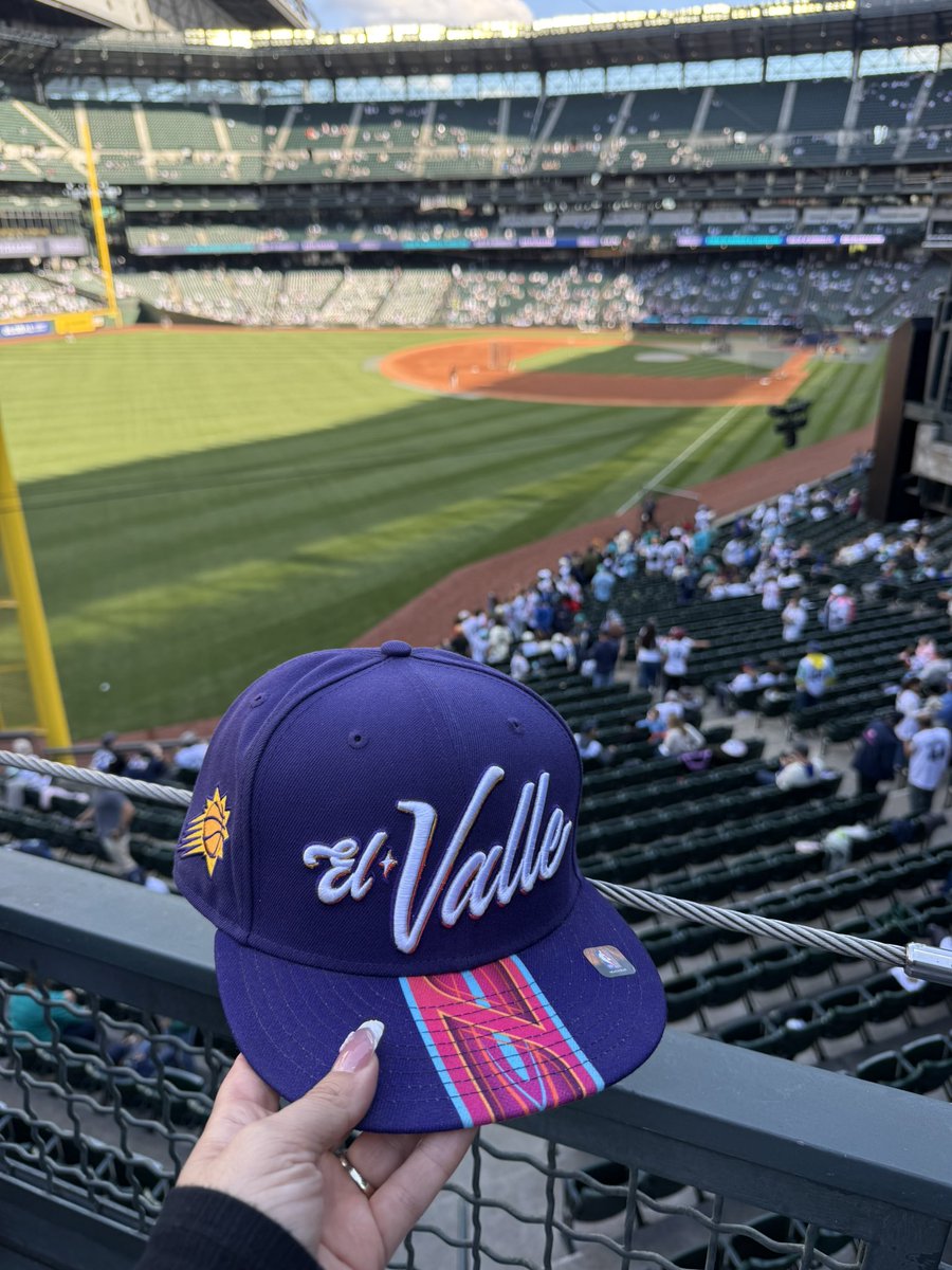 Stef_Rob03's tweet photo. AZ in the house ☀️🐍@Dbacks @Suns #ilovemydiamondbacks #elvalle https://t.co/d7nDAzXx8N