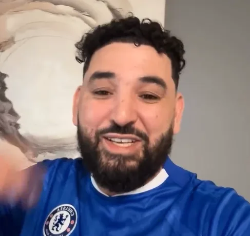 LMDFoot_'s tweet photo. 🚨 𝗢𝗙𝗙𝗜𝗖𝗜𝗘𝗟 ! Mohamed Henni est le plus grand 𝗖𝗛𝗔𝗧 𝗡𝗢𝗜𝗥 de l’histoire ! 😭😭

Il avait déclaré en mars : « Si le PSG enchaîne une deuxième LDC, WOULA JE ME FAIS TATOUER LE LOGO DU PSG SUR LES PECTORAUX. » 💉😂 https://t.co/y0ktzuSyWc