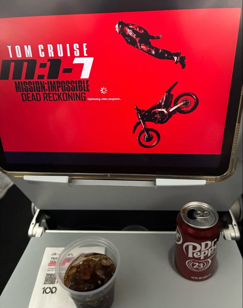 softestgalaxy's tweet photo. plane rides are fun :) https://t.co/mzBi9Nd8em
