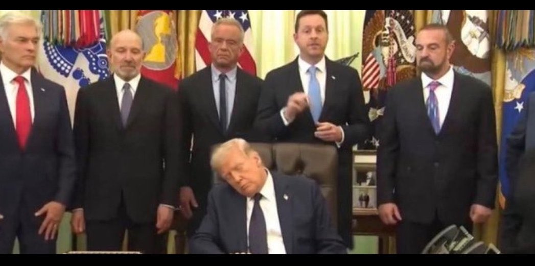 eleeSexton's tweet photo. @GuntherEagleman JFC! You guys are seriously fucked in the head! https://t.co/XgqXcLAsHf