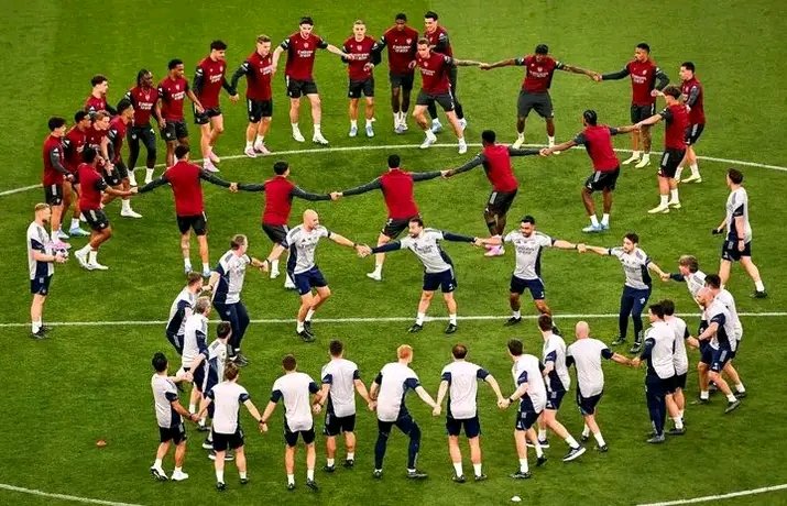 ESCOBAR_EMPIRE1's tweet photo. instead of ARTETA to sit his team down and watch the Chelsea vs PSG club world cup final match, they were busy doing who is in the garden 😀and children form a circle 😂😂😂
#psg #arsenal https://t.co/vaxkG3SE2E