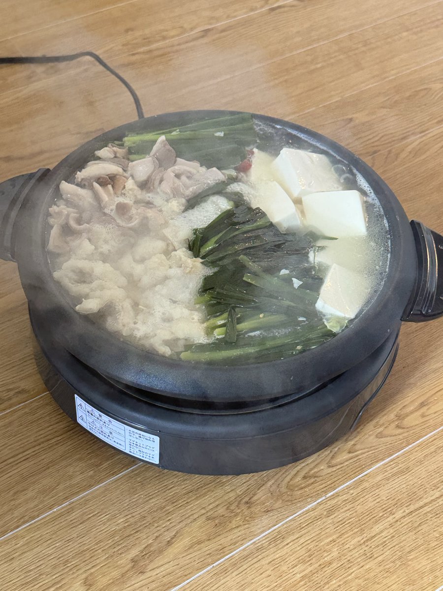 lfmaolfmaoa's tweet photo. 土曜日朝仕事終わったからもつ鍋作ってお酒飲んで寝て今起きたんだけどね

今は朝？夕方？ってなったね
夕方なら寝ちゃった後悔で朝なら日曜日好きに使えるわくわくあるから結構大事 https://t.co/upy57DCEto