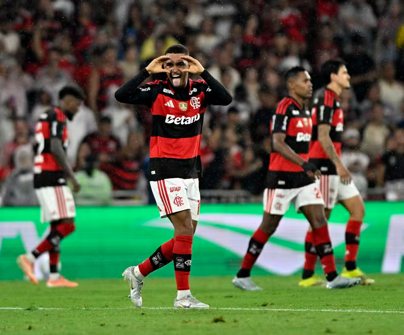 Viviane22119411's tweet photo. 1º tempo @Pedro9oficial dar assistência a Samuel Lino e no 2º tempo é Pedro que faz o gol com assistência de Lino. Essa dupla tá bem afiada em campo. O arco e a flecha Nação Rubro-Negra. #FLAxCOR #flaxcor #brasileirão2026 https://t.co/dXWmgq8Bzd