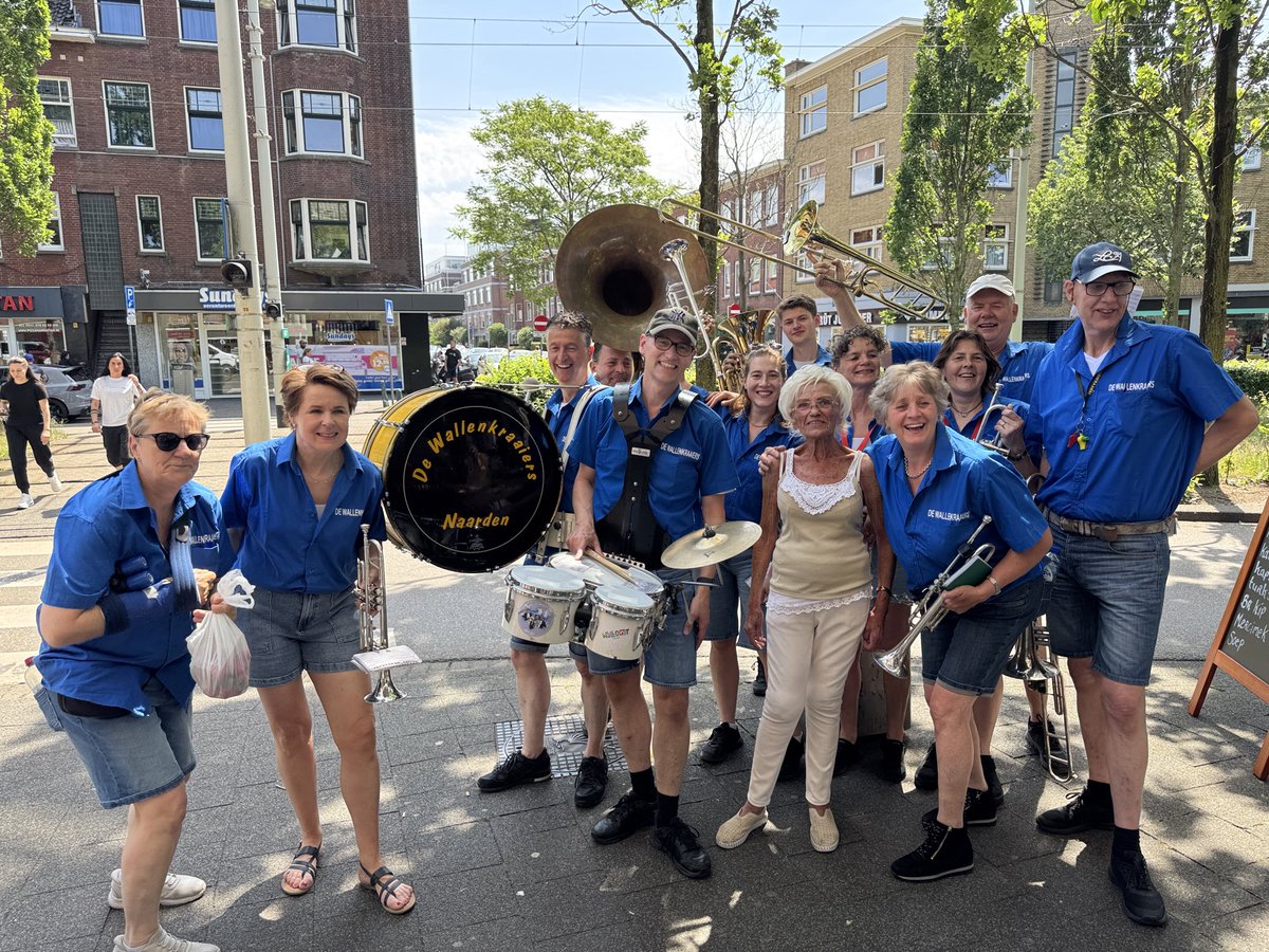 MACentertainm's tweet photo. De Wallenkraaiers, een succes op de Dierenselaan in Den Haag https://t.co/PbuYx9Aq0a