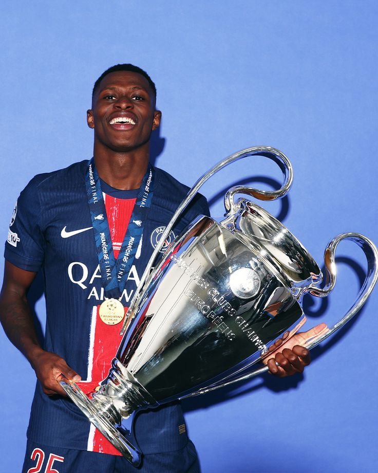 CuriosidadesEU's tweet photo. 🇵🇹🏆 Aos 23 anos, Nuno Mendes já construiu um currículo que muitos jogadores não conseguem em uma carreira inteira.

😳 O lateral do Paris Saint-Germain soma 19 títulos profissionais.

🏆 5x Ligue 1
🏆 4x Supercopa da França
🏆 2x Copa da França
🏆 2x Champions League
🏆 1x Supercopa da UEFA
🏆 1x Copa Intercontinental da FIFA
🏆 1x Liga das Nações
🏆 1x Campeonato Português
🏆 1x Taça da Liga de Portugal
🏆 1x Supertaça de Portugal