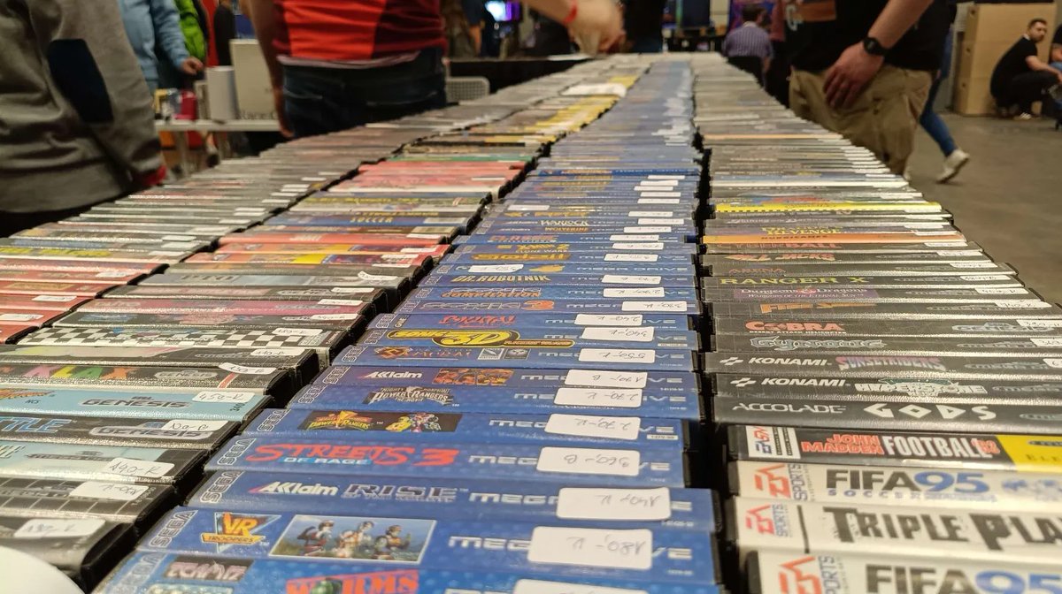 Cross_Play_pl's tweet photo. CD-Action Expo 2026 - dzień drugi 🔥
Hala Expo w Łodzi wypełniona jest wieloma stoiskami z konsolami retro. Zarówno tymi do kupienia, jak i do wypróbowania na miejscu.
Odhaczono partyjki m. in. w Mario, Quake III Arena, Mortal Kombat II, czy Lemingi 🕹️🎮
#Retro #Expo #CDAction https://t.co/s8KBeduE9f