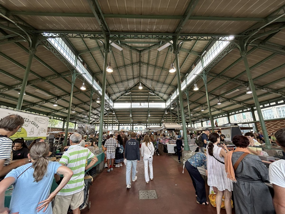 hottn's tweet photo. レンヌで毎週土曜日に開催されている市場Marché des Lices/マルシェ・デ・リス。7,8割は野菜や果物だが、お目当てはソーセージのガレットとクイニーアマン。#Rennes #market https://t.co/4fvJxy2vAR