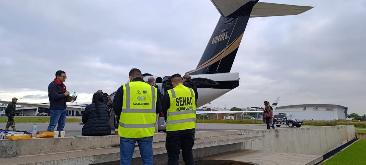 senad_paraguay's tweet photo. 🤝 El Programa Colibrí reúne a la SENAD, Fuerza Aérea Paraguaya, DINAC, DNIT y Policía Nacional para fortalecer los controles sobre el espacio aéreo y las rutas utilizadas por organizaciones dedicadas al tráfico de drogas.
#SENAD  #FronterasSeguras #Colibrí https://t.co/qOhtVkoe5X