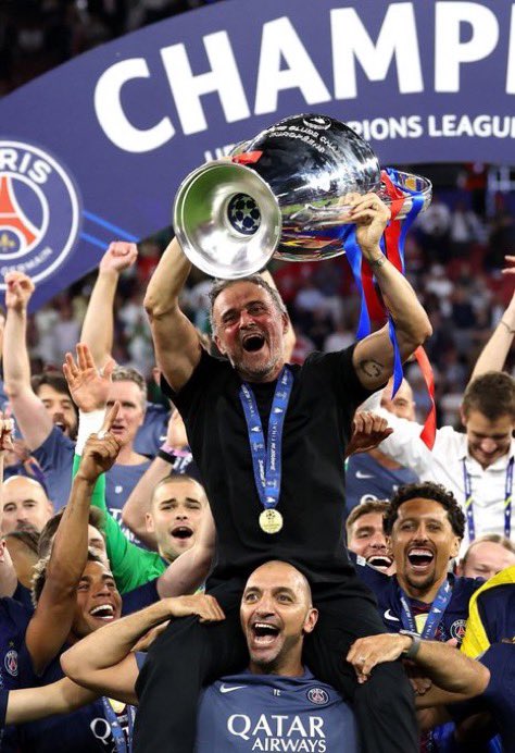 aymeric_fchrd's tweet photo. Gagner une fois le Graal c'est déjà bien. Mais le gagner deux fois de suite alors que le club n'avait jamais remporté le plus beau trophée, c'est extraordinaire.

Luis Enrique a donné une nouvelle dimension au PSG dans le paysage footballistique.

🤯🇪🇸

#LiguedesChampions #PSGARS https://t.co/sSIEeMkh2Z