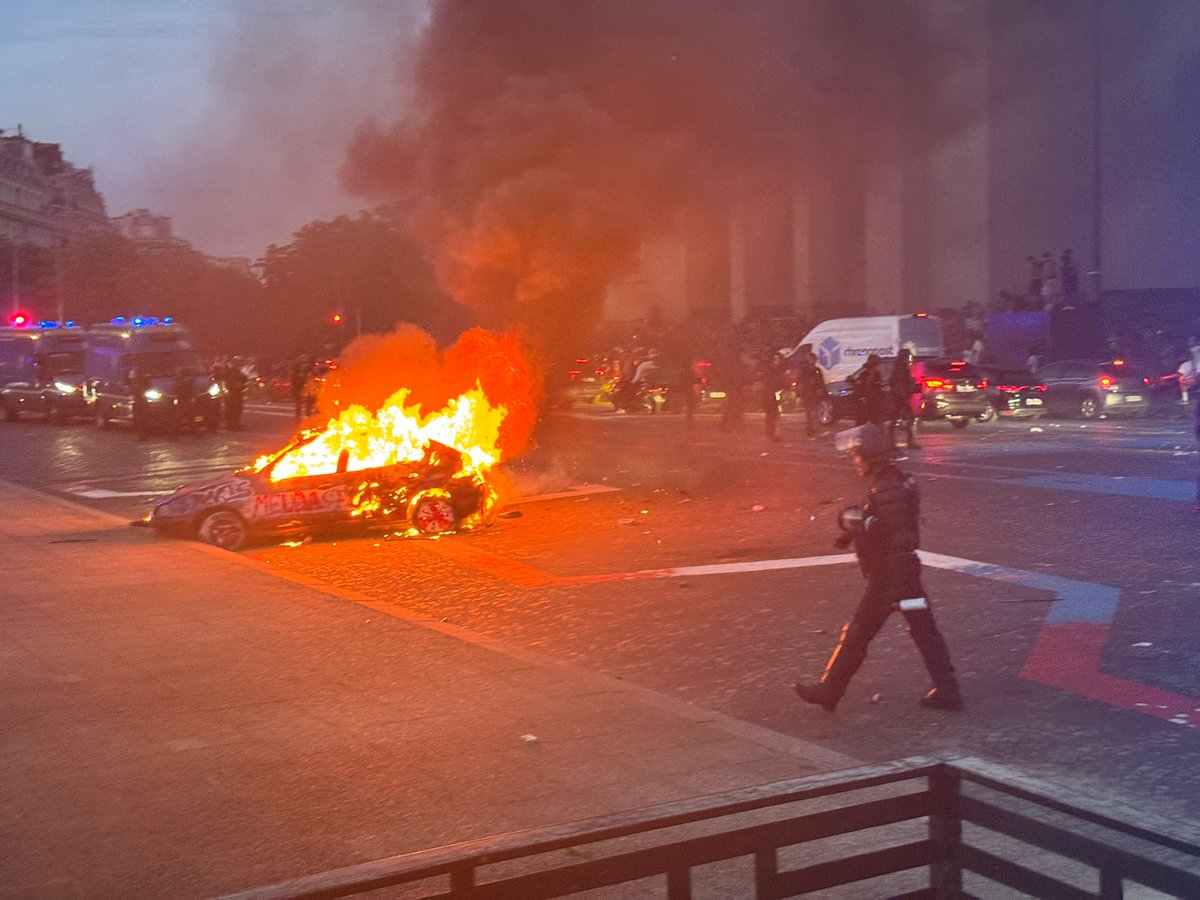 CFTC_Police_'s tweet photo. Plusieurs policiers sont actuellement blessés lors des opérations de maintien de l’ordre dans la capitale. La situation devient de plus en plus explosive. Courage aux collègues.
#Syndicat #CFTC #Police #FDO #Paris #PSG_inside #Psg #PSGARS #AxelRonde https://t.co/4I4uwsAEFy