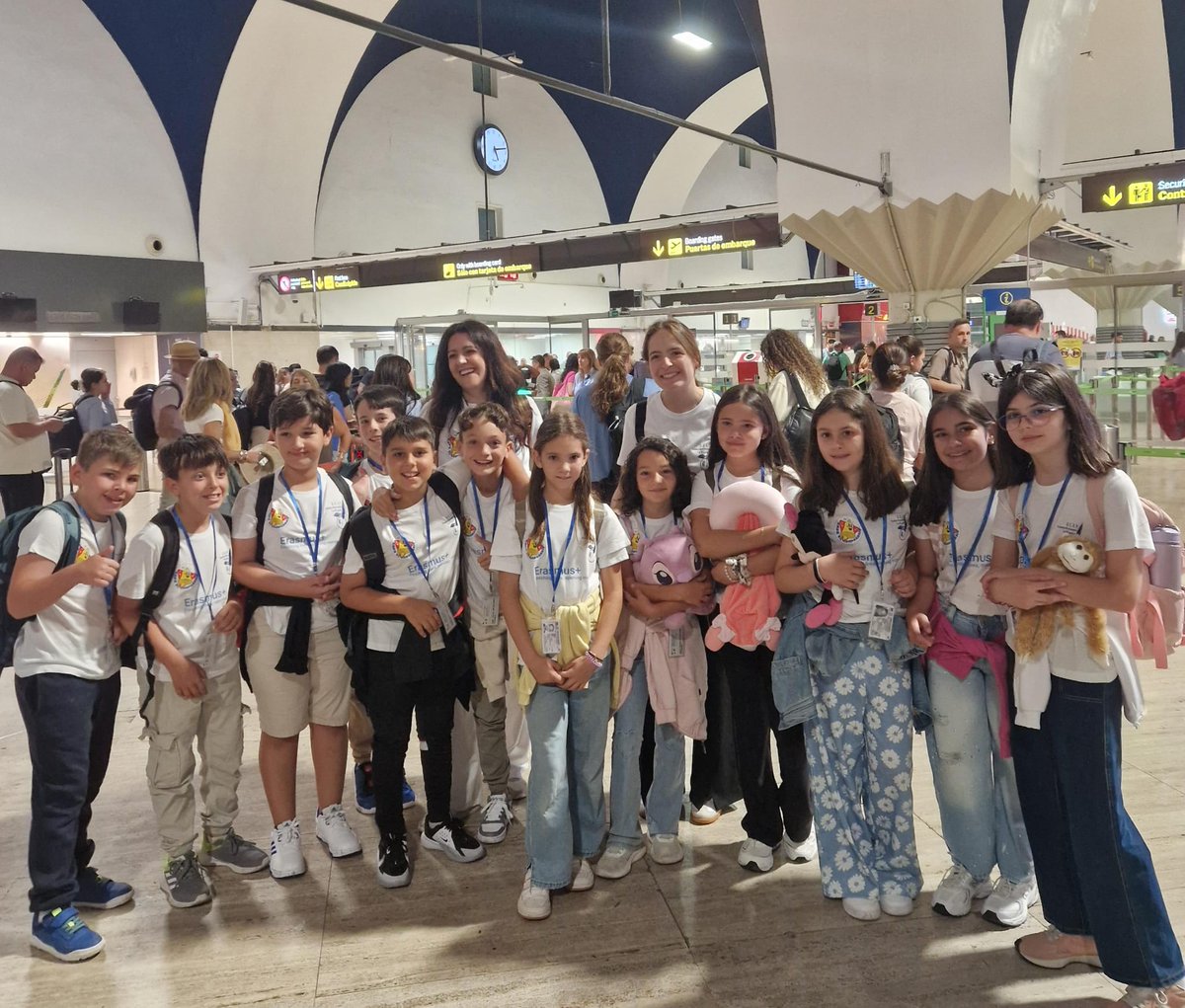 VicenteCeip's tweet photo. 🇨🇿✈️ Nuestro alumnado de 4º de Primaria ya está en Praga participando en una nueva movilidad #ErasmusPlus junto a las maestras Cristina y Ana.

Una experiencia única para aprender, convivir, descubrir nuevas culturas y crecer como ciudadanos europeos. 🇪🇺📚🌍 https://t.co/7Km6OrObc1