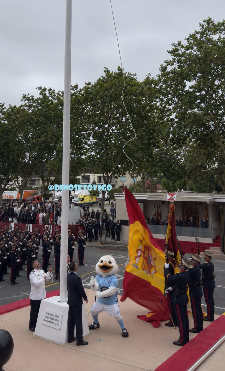 DinoSetoVigo's tweet photo. La imagen del momento exacto y motivo de la mala suerte por la que se ha roto la bandera esta mañana en el desfile de Samil...
#Vigo #Chiño #Celta https://t.co/lofugPhxOF
