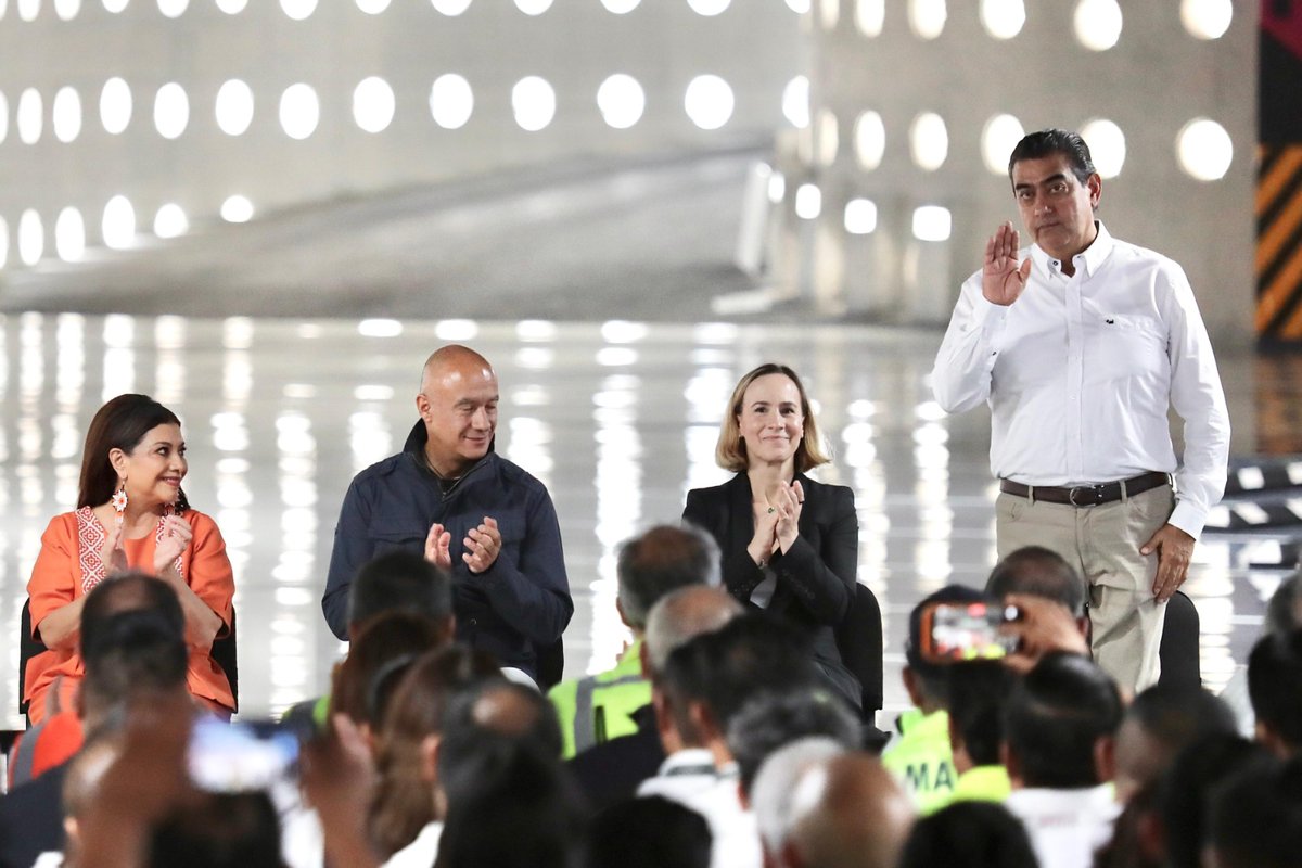 INAMI_mx's tweet photo. En el marco del #Mundial2026, estamos listos para brindar una experiencia de clase internacional a las y los miles de turistas que nos visitarán. ⚽🌐

El comisionado del @INAMI_mx, @SergioSalomonC, acompañó a la presidenta, la Dra. @Claudiashein, en la inauguración de la primera fase de remodelación del @AICM_mx. ✈️🇲🇽

Sumamos esfuerzos con 40 nuevos e-gates y 60 Filtros de Revisión Migratoria (FRM). Esta tecnología de vanguardia reducirá los tiempos de espera a solo 9 minutos en horas de alta demanda y a un máximo de 3 minutos en periodos de baja afluencia, garantizando un ingreso ágil y seguro.

En el evento estuvieron el ⁠Almirante Raymundo Morales Ángeles (@AlmiranteSrio), titular de @SEMAR_mx; Juan José Padilla Olmos, director general del #AICM; Héctor Alonso Romero Gutiérrez, titular de @AduanasMx; Jesús Esteva Medina, titular, y Tania Carro Toledo, subdirectora, ambos de la @SICTmx; @ClaraBrugadaM, jefa de gobierno de la #CDMX; y Guadalupe Phillips Margain (@GPhillips71), directora general de @ICAMexico.

¡Trabajamos en equipo por el desarrollo de México! 🙌🏻