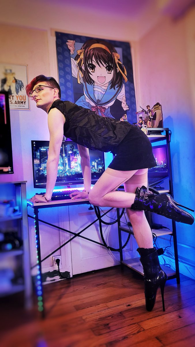 ClaireRed56's tweet photo. @SaraSubmissive Yes !
Nylons, high heels and chastity are so confortable ! https://t.co/Qhxj9YRzzl
