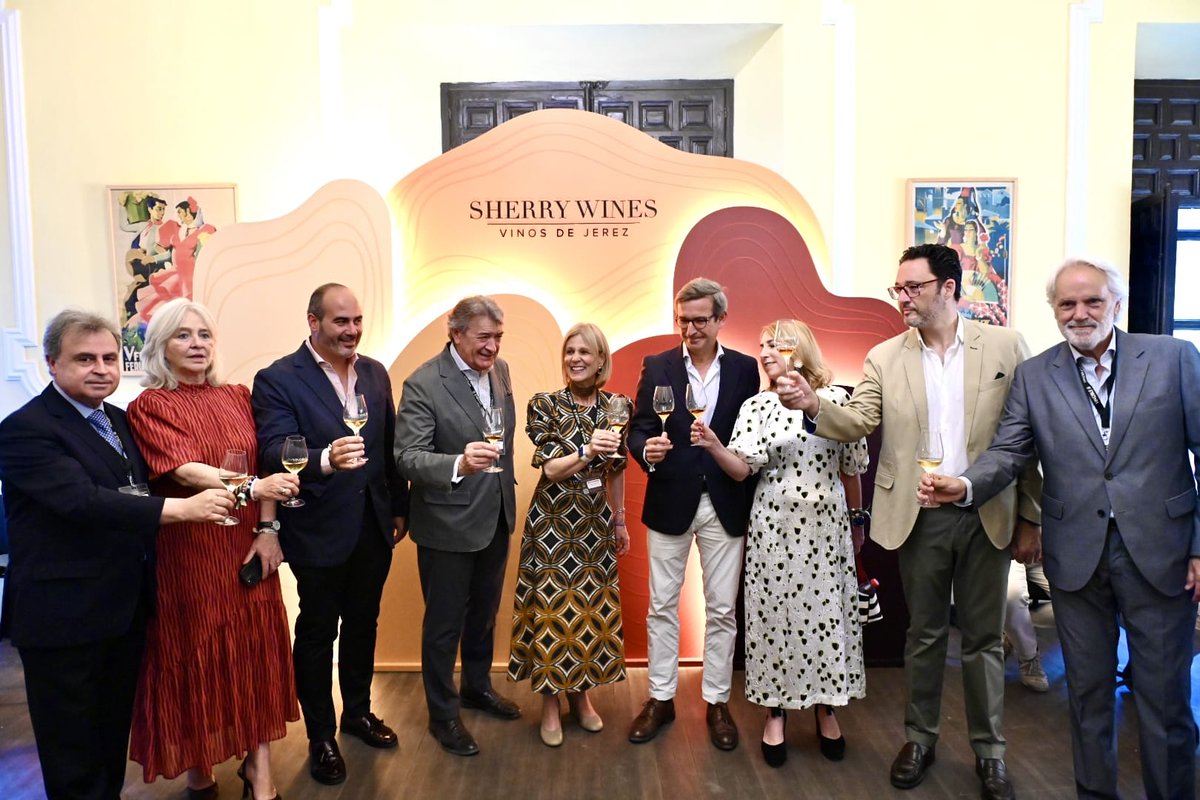 ParadelaJSr's tweet photo. Los #vinos nobles son aquellos que destacan por su carácter singular, por su arraigo y su elaboración tradicional. Os animo a conocerlos en el Salón Internacional @vinoblejerez que acoge el Alcázar de #Jerez hasta el próximo lunes y que hemos visitado hoy junto a @MJGarciaPelayo https://t.co/DDZGpOttEe