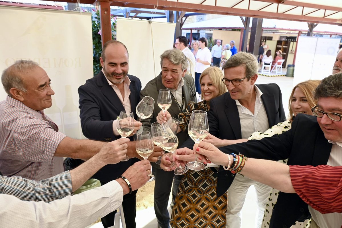 ParadelaJSr's tweet photo. Los #vinos nobles son aquellos que destacan por su carácter singular, por su arraigo y su elaboración tradicional. Os animo a conocerlos en el Salón Internacional @vinoblejerez que acoge el Alcázar de #Jerez hasta el próximo lunes y que hemos visitado hoy junto a @MJGarciaPelayo https://t.co/DDZGpOttEe