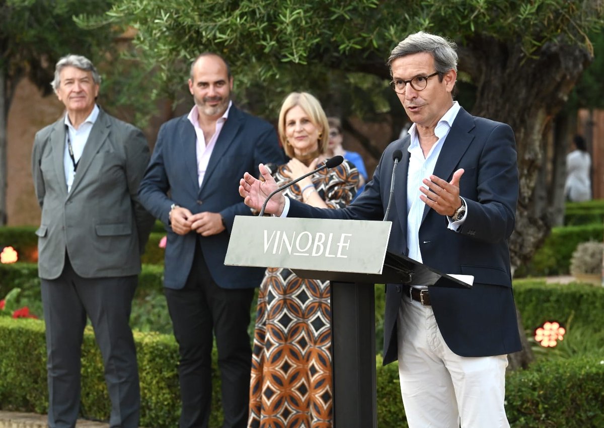 ParadelaJSr's tweet photo. Los #vinos nobles son aquellos que destacan por su carácter singular, por su arraigo y su elaboración tradicional. Os animo a conocerlos en el Salón Internacional @vinoblejerez que acoge el Alcázar de #Jerez hasta el próximo lunes y que hemos visitado hoy junto a @MJGarciaPelayo https://t.co/DDZGpOttEe