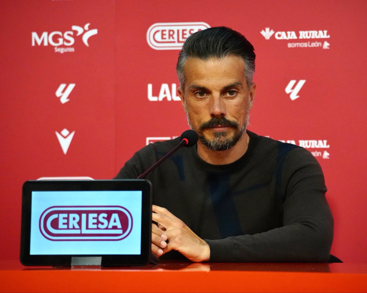GonzaloSF90's tweet photo. Se va Rubén de la Barrera, una figura clave en la historia de la @CyDLeonesa.

El ascenso de 2016 no fue un ascenso cualquiera; marcó un antes y un después en la historia de nuestro club.

Desde aquel día, con Rubén al frente del banquillo, la @CyDLeonesa ha seguido creciendo, en mayor o menor medida, con el paso de las temporadas. Él fue uno de los responsables de colocar esa primera piedra sobre la que se ha construido todo lo demás.

Gracias por todo, Rubén. Es cierto que las segundas etapas no siempre salen bien, pero te has ganado un lugar como leyenda de este club centenario.

Uno di noi.