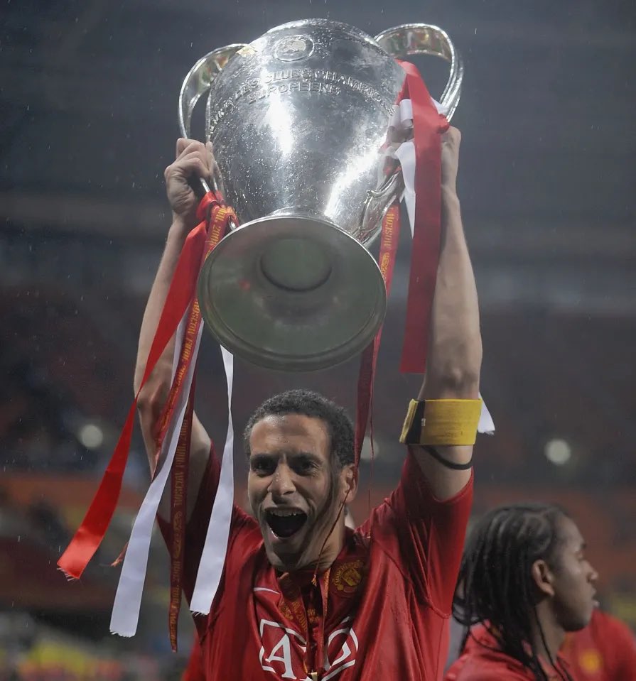 Gust_Neg's tweet photo. Bek tengah terbaik.
Angkat piala UCL tinggi-tinggi.😎
Bukan tendang bola tinggi-tinggi pas pinalti.😂 https://t.co/9TCcdM1Qig