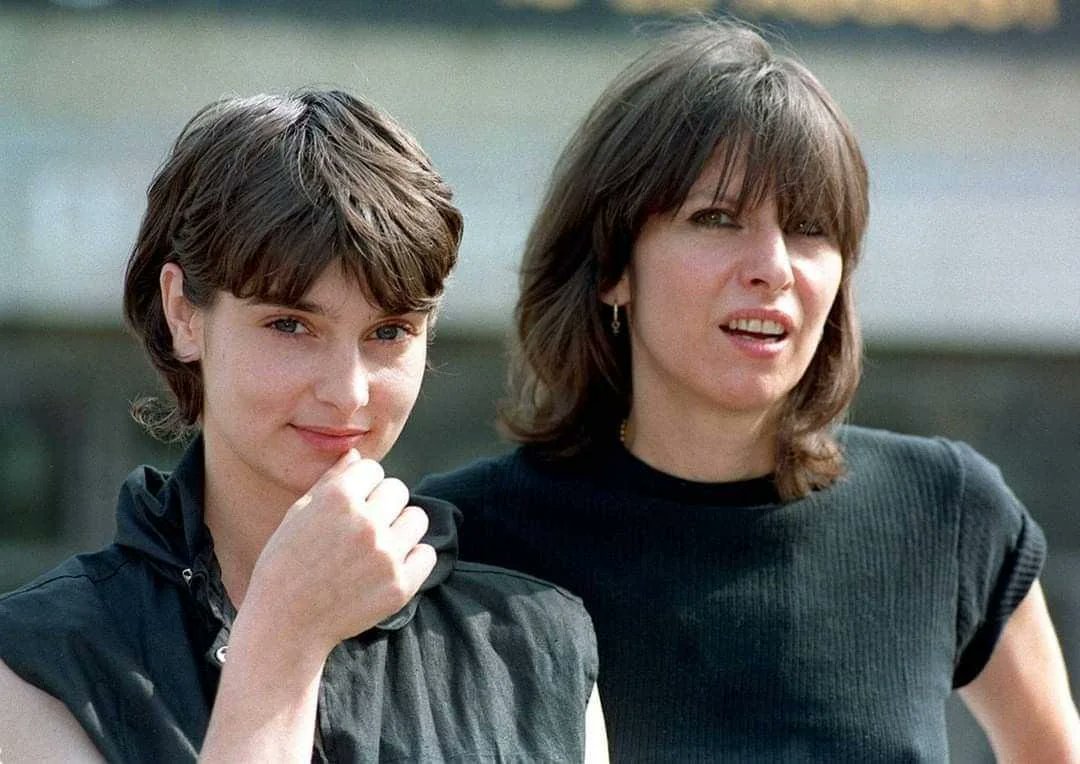 MallBangers's tweet photo. Sinead O'Connor and Chrissie Hynde in London in 1995. https://t.co/BTmqLQ5chh