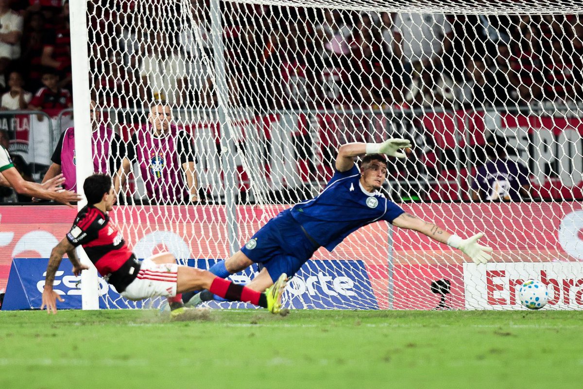 Flamengo's tweet photo. O TAL DO P9! ⚽️

#LanceDojogo #FLAxCFC https://t.co/E5djnDg92Q