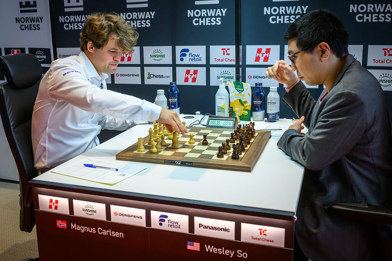 CapaKaspa's tweet photo. Norway 🇳🇴 Chess 2026 R5
Nouvelle défaite pour Carlsen face à Wesley So. Gukesh fait tomber Pragg. Firoujza toujours devant.
Dans le féminin, Divya Deshmukh prend la tête.
Classements, photos, DIRECT 👉 https://t.co/oCiSxhNYOr

📸 Michal Walusza #NorwayChess https://t.co/jXAGFufGUS