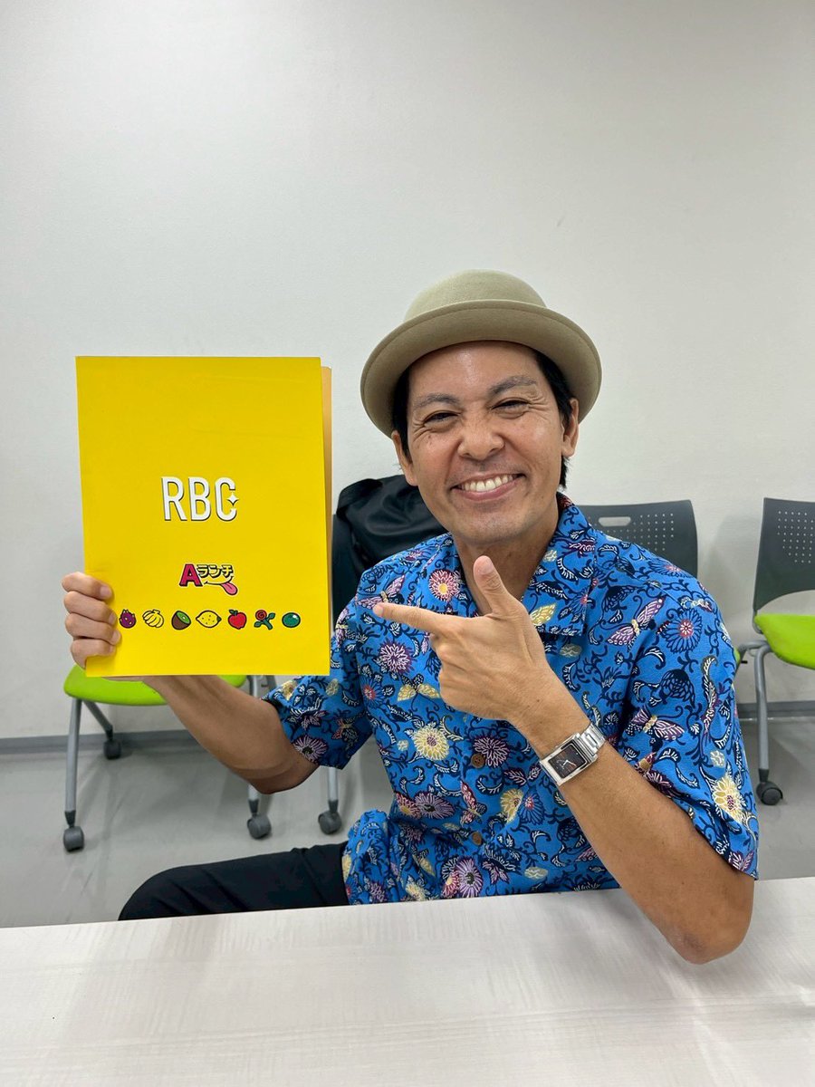 maachan582's tweet photo. 僕が30年使い続けている
かりゆしウェアを見て
RBCの衣装さんが二人そろって
「まーちゃんさん、これヤバいです！
生地も縫製も柄も普通のやつとは
全く違ってめちゃくちゃ
良いやつですよ〜」と。
貧乏してる時に
母ちゃんが送ってくれた衣装。
価値もわからず、
ただずっと使い続けています。 https://t.co/0wJhkZD5KO