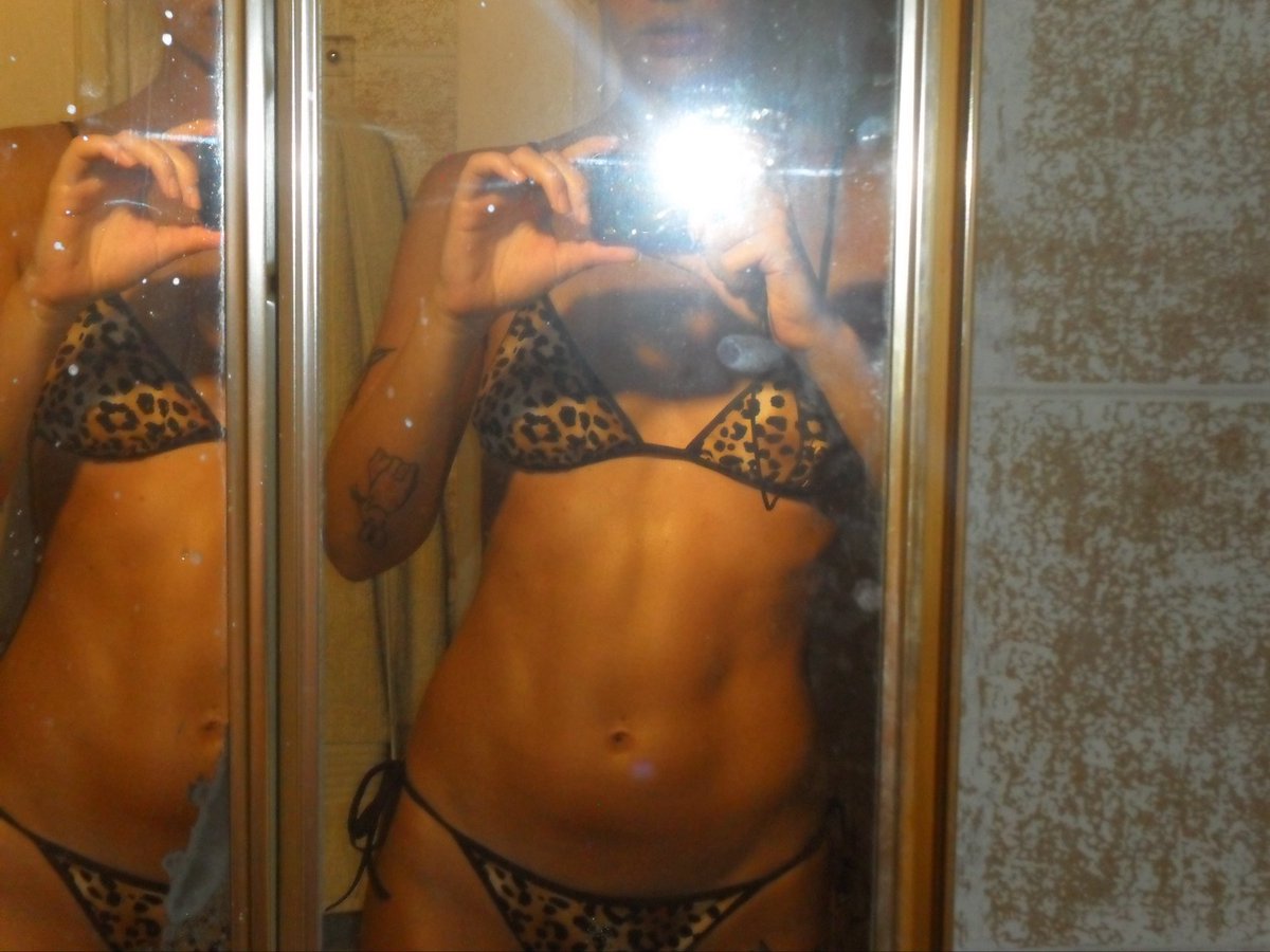 isa2001m's tweet photo. How the summer body is right b4 you get pregant https://t.co/TSdx7sbZHv