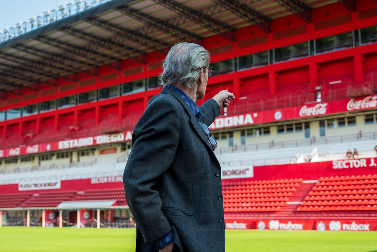 MuseoAAAJ's tweet photo. 🗓️ Hoy en el Museo de #AAAJ tuvimos el placer de recibir a @VHMok 

Muchas gracias Víctor Hugo por visitar el Estadio Diego Armando Maradona! 🐞 https://t.co/K8fwRSI6If