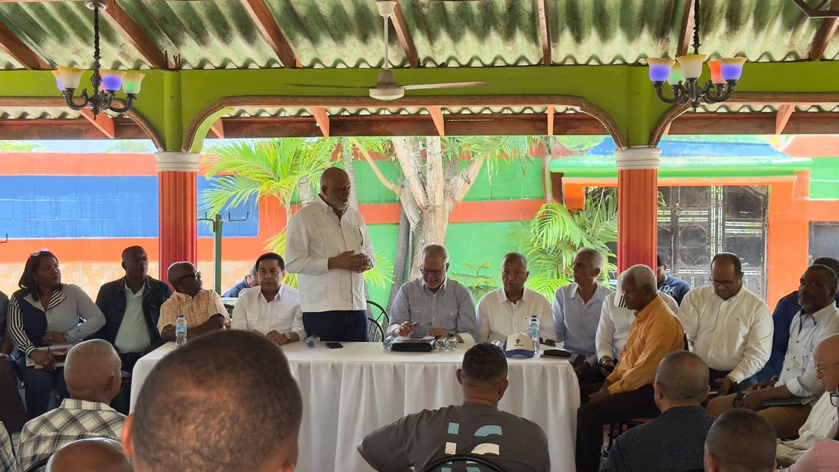 RobertoFulcar's tweet photo. Continuamos en #Yaguate, #Palenque y #DoñaAna los encuentros de socialización y orientación con la dirigencia del @PRM_Oficial en la provincia de #SanCristóbal. https://t.co/WL4J2fykCV