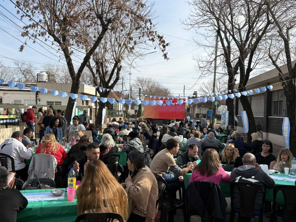 DiStefanoSil's tweet photo. Un año de Casa Nacer, el Centro de Día  ubicado en Roldán que acompaña, escucha y contiene ante situaciones de consumos problemáticos. Es el resultado del trabajo coordinado entre provincia y municipio, y de una decisión política del @GobSantaFe para reconstruir proyectos de vida https://t.co/yK0ct3lCVP